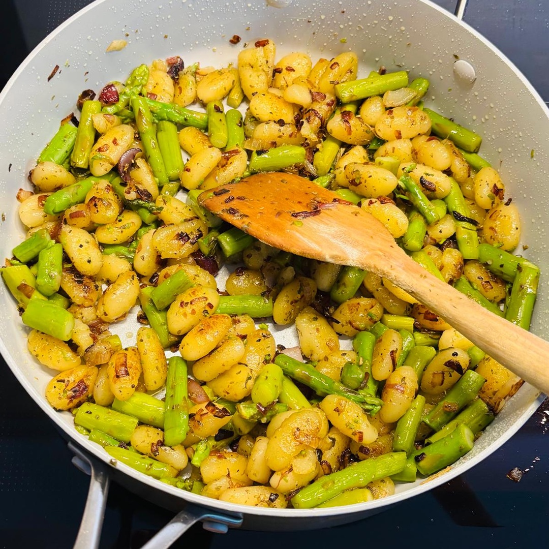 Gnocchis poêlés aux asperges et broccolinis (végan, 20 min)